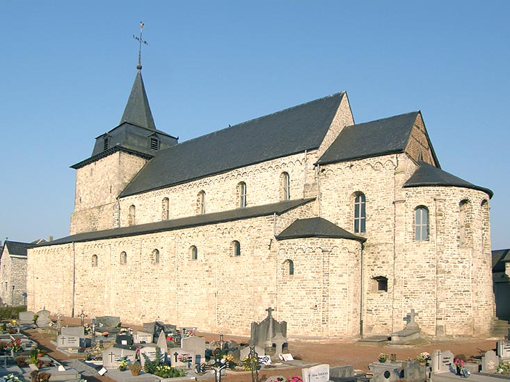 L’église romane d’Ocquier (milieu du XIIe s.). Au cours de fouilles réalisées en 1952-53, deux monuments préromans successifs furent mis au jour.